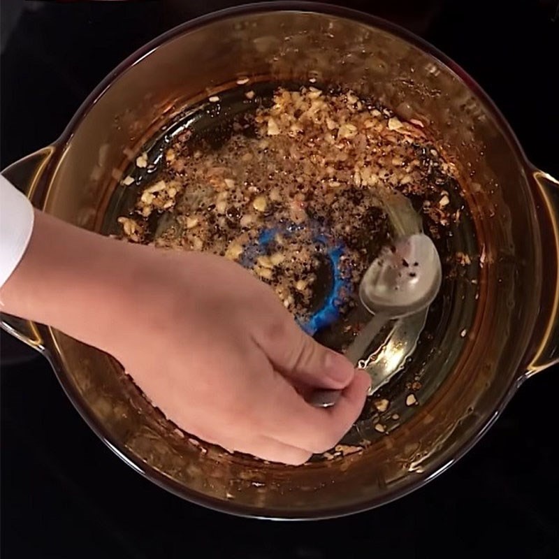 Nồi lẩu cua bầu thơm ngon đang sôi trên bếp