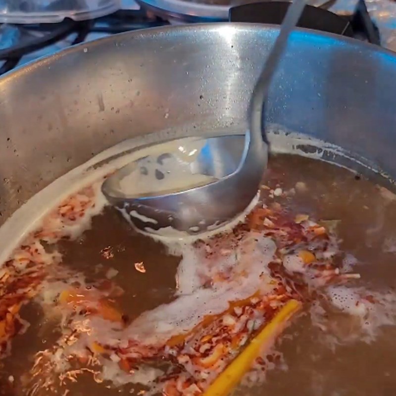 Thêm các nguyên liệu vào nồi nước lẩu riêu cua bắp bò