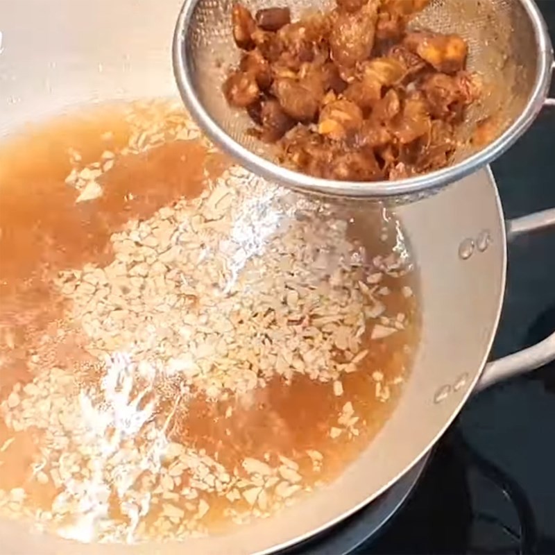 Dằm me vắt qua rây để lấy nước cốt cho nước lẩu cá tra