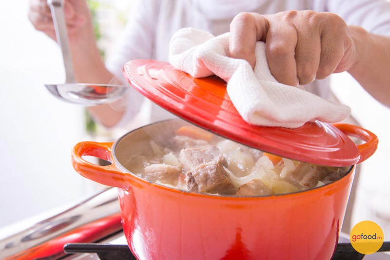 Nồi xương heo đang ninh, tạo nước dùng ngọt thanh cho cách nấu lẩu ngon nhất