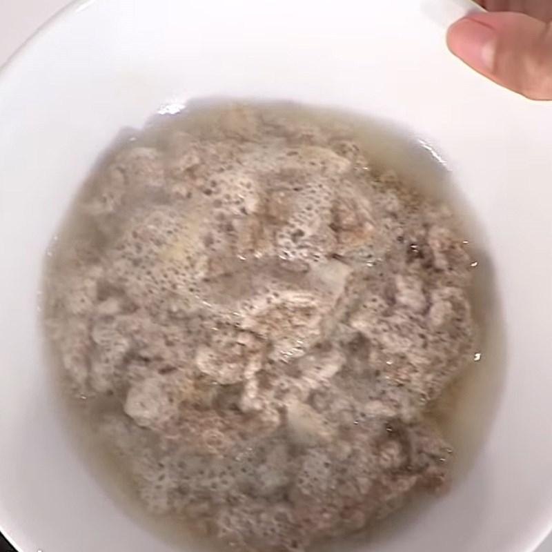 Cho huyết vịt vào nồi nước lèo hoành thánh chuẩn bị hoàn tất