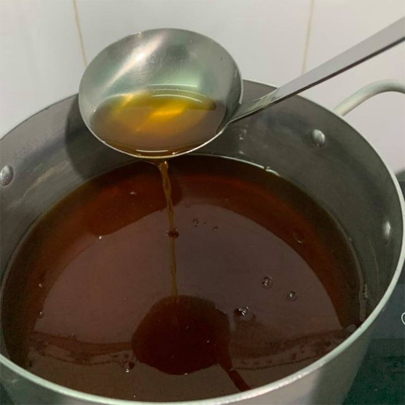Nước mắm, đường và nước được cho vào nồi, bắt đầu quá trình nấu nước mắm chua ngọt.