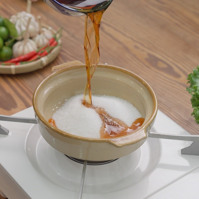Nước mắm đường được khuấy đều giúp đường tan hoàn toàn, tạo nên nền tảng cho công thức nước mắm chua ngọt.