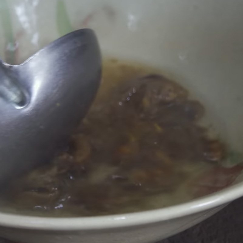 Dầm me và loại bỏ hạt để có nước cốt me nguyên chất nấu canh chua rau muống