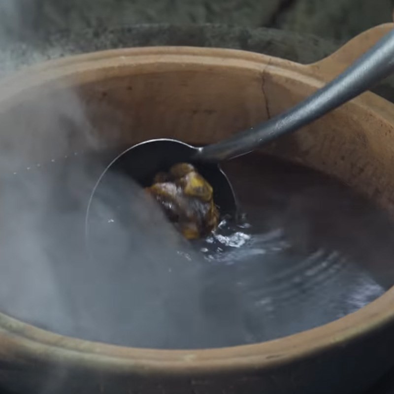 Nấu me để lấy nước cốt chua thanh cho nồi canh chua rau muống cá trê