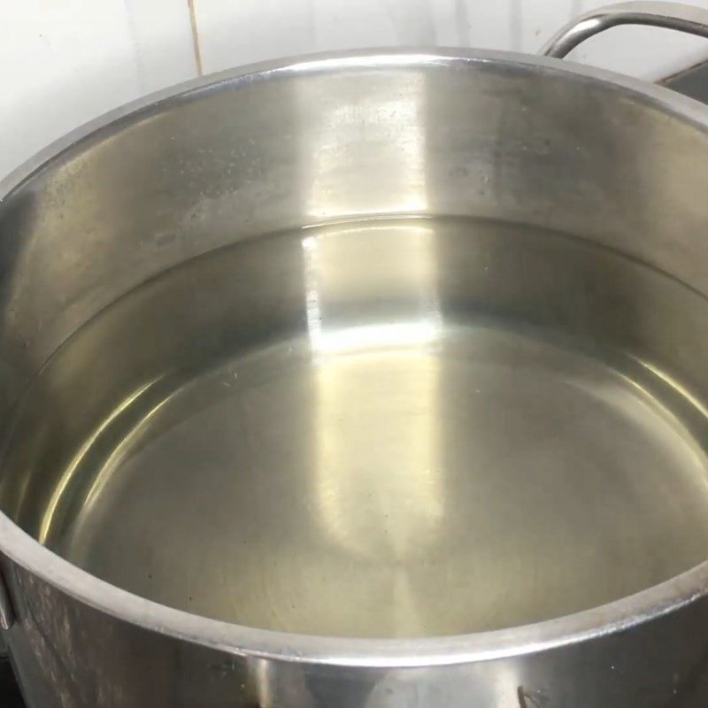 Nấu nước đường phèn với lá dứa để tạo hương thơm cho món hạt chia