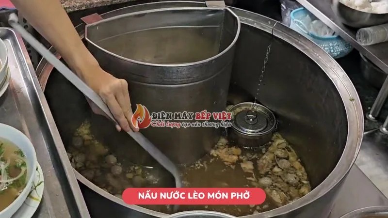 Nồi điện nấu phở đang hầm xương và nấu nước lèo thơm ngon