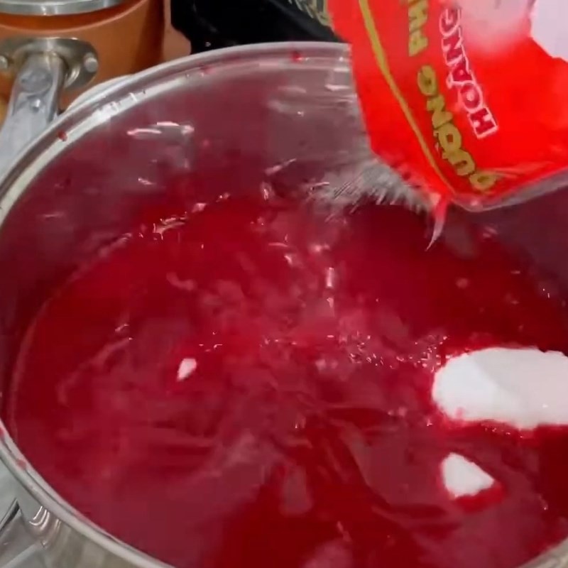 Nấu nước siro với đường phèn và mạch nha, khuấy đều để tạo độ sánh cho món siro đá bào