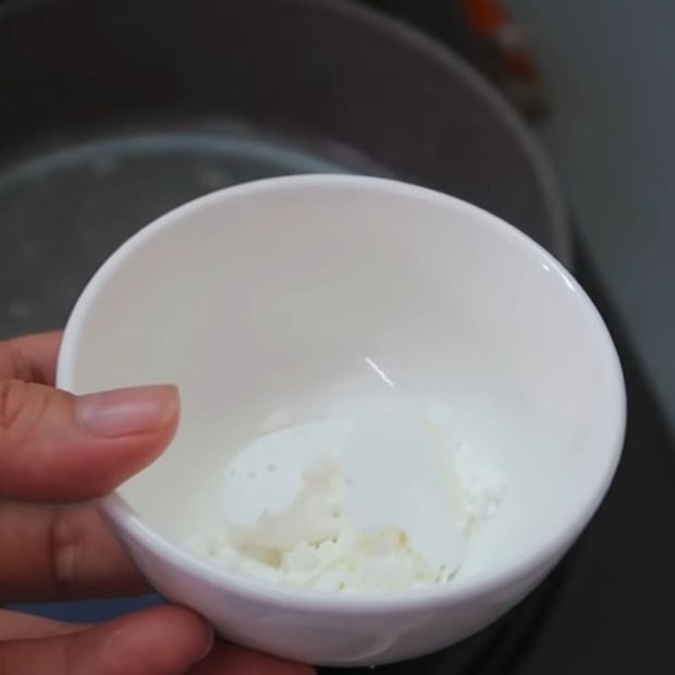 Hòa tan bột năng với nước
