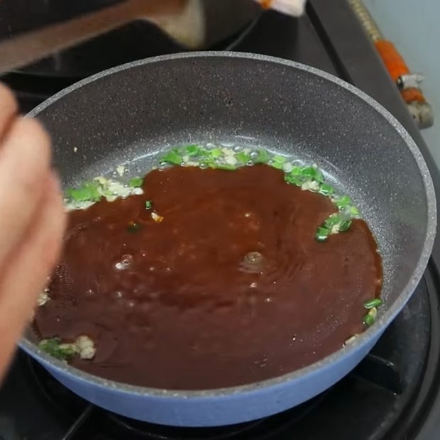 Đun sôi nước sốt rim thịt xá xíu