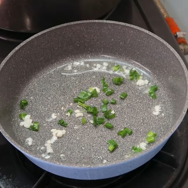 Phi thơm tỏi băm và hành lá