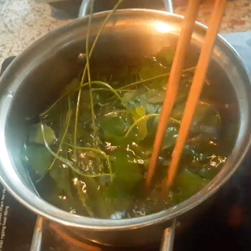 Nấu nước mát râu bắp rau má mã đề trong nồi