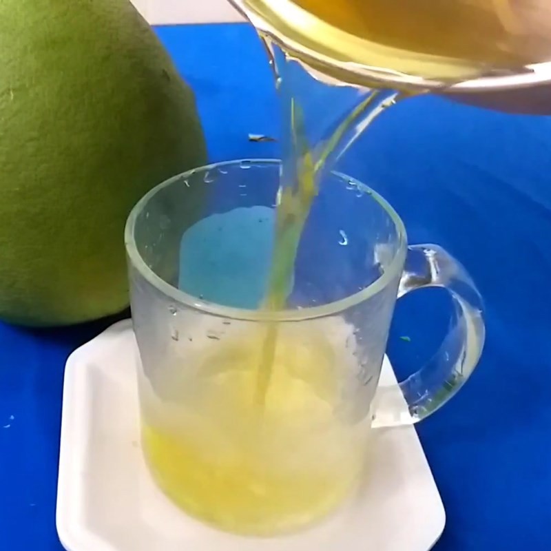 Rót nước vỏ bưởi ra ly