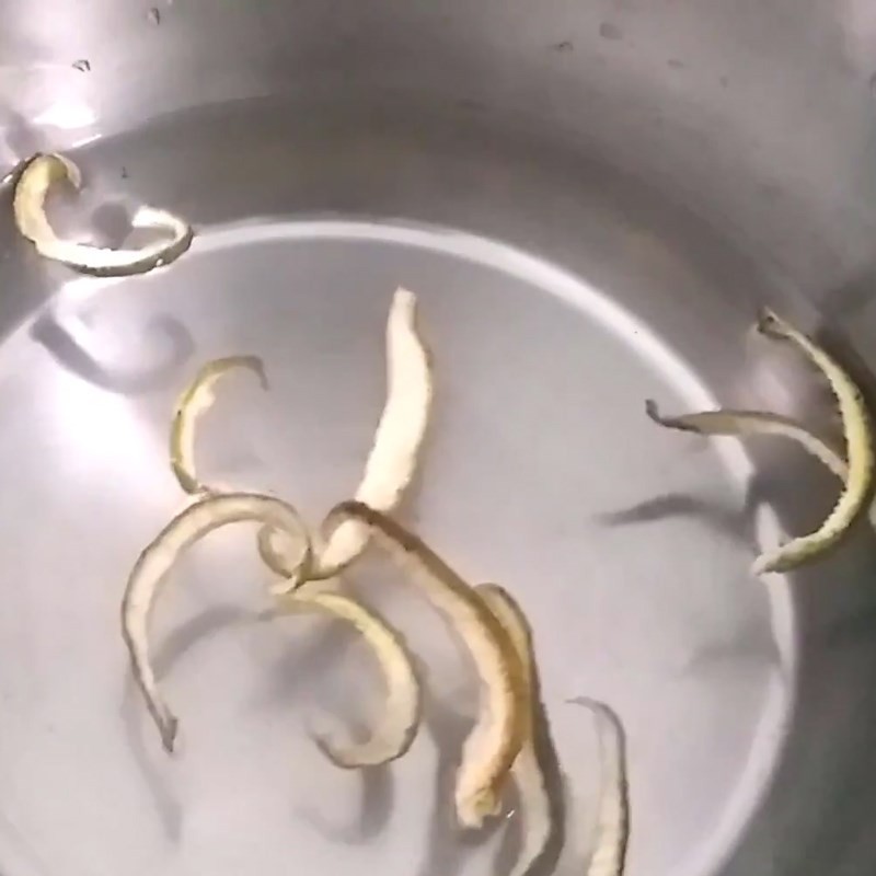 Nấu nước vỏ bưởi trong nồi
