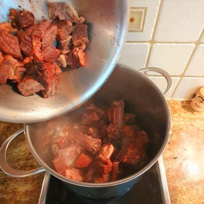 Thịt bò kho đang được xào săn trước khi hầm nước dùng đậm đà cho phở bò kho