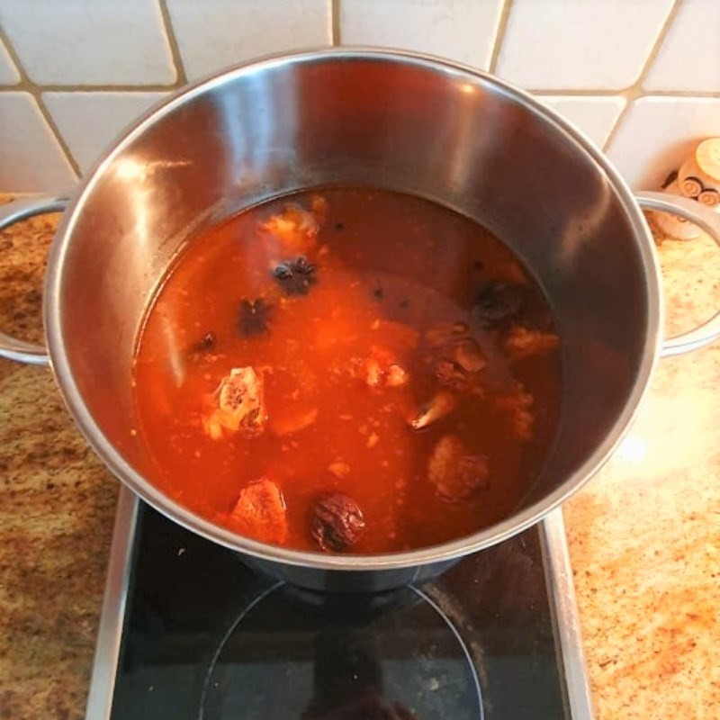 Chần bánh phở tươi là bước không thể thiếu để có bát phở bò kho ngon