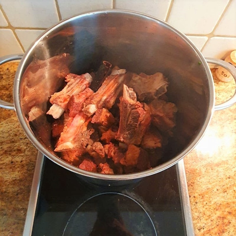 Nước dùng phở bò kho đang sôi nhẹ, thịt bò được hầm mềm mang lại hương vị chuẩn