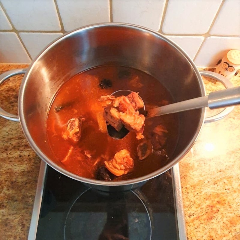 Bát phở bò kho thành phẩm nóng hổi, thơm ngon, đậm đà vị truyền thống