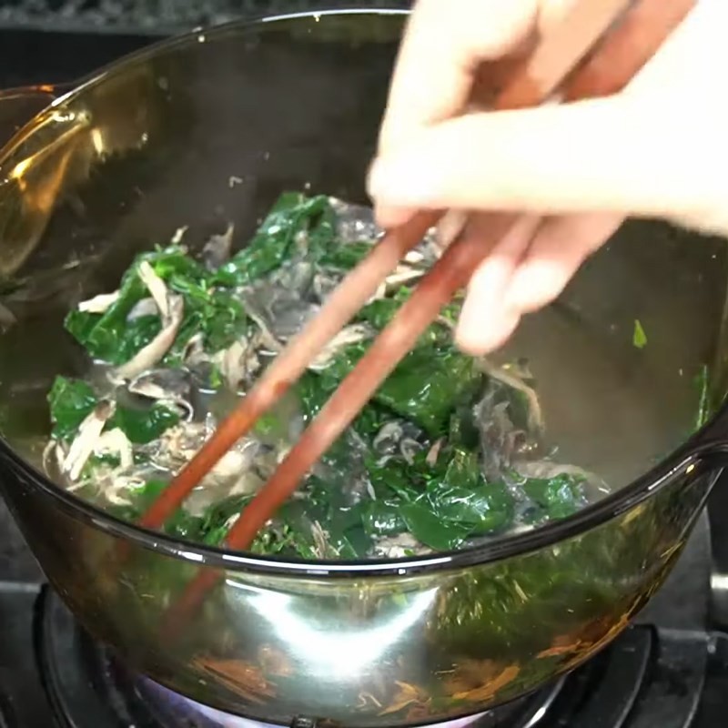 Thịt gà ác và rau ngót đã nấu chín, chuẩn bị xay nhuyễn