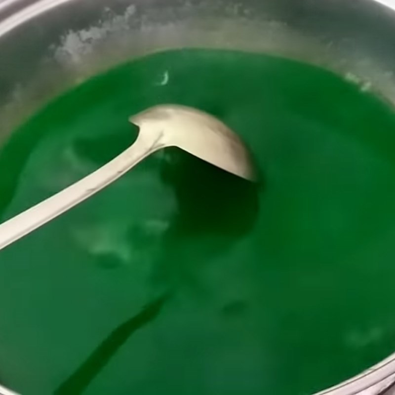 Đổ nước cốt lá dứa vào nồi rau câu
