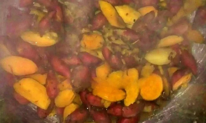 Hấp chín khoai lang nguyên liệu trong nồi lớn, đảm bảo khoai mềm nhuyễn cho công đoạn nghiền