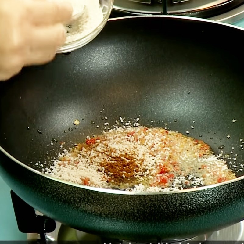 Xào sả và ớt băm thơm lừng, nền tảng cho sốt cà ri rau củ chua cay