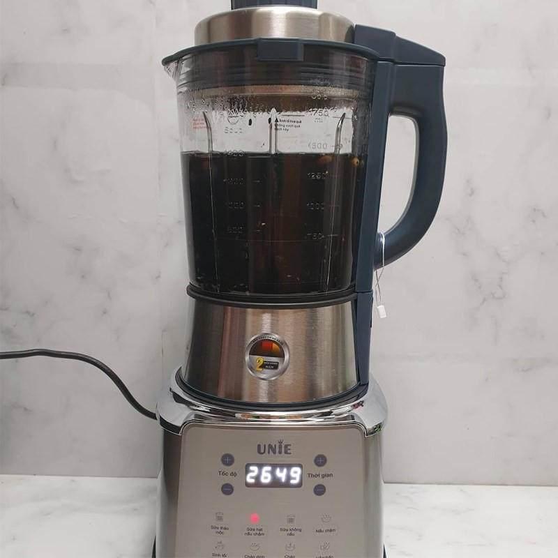 Sữa đậu nành mè đen sánh mịn thơm lừng trong cối máy làm sữa hạt