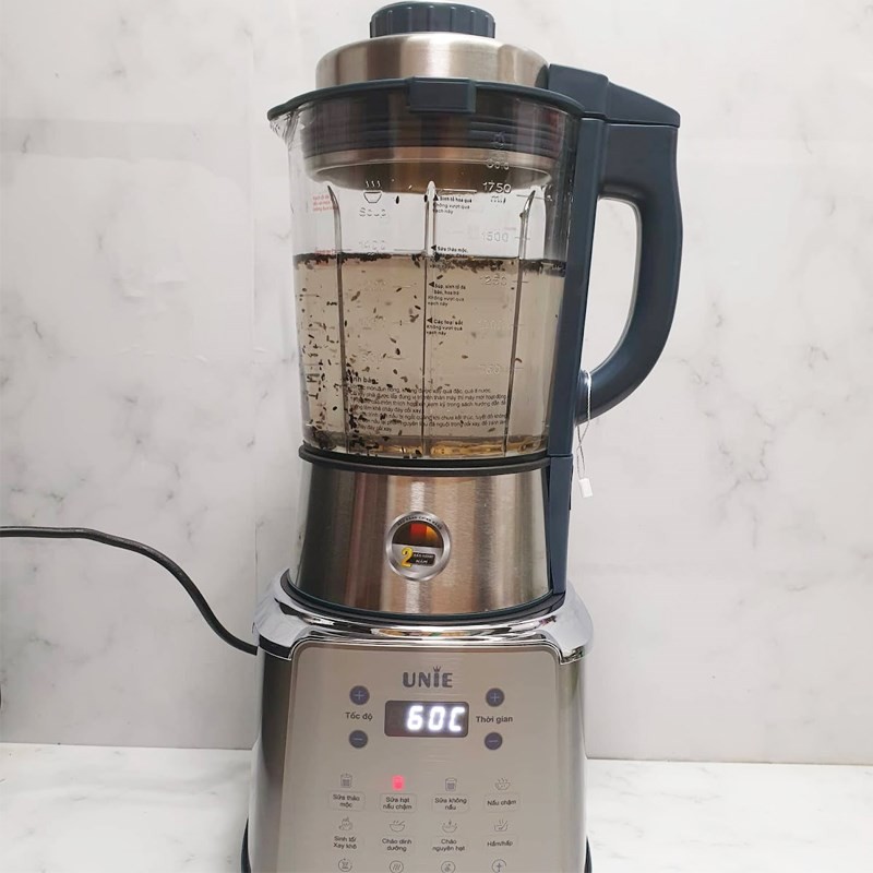Thêm đường phèn vào sữa đậu nành mè đen nóng sau khi nấu xong