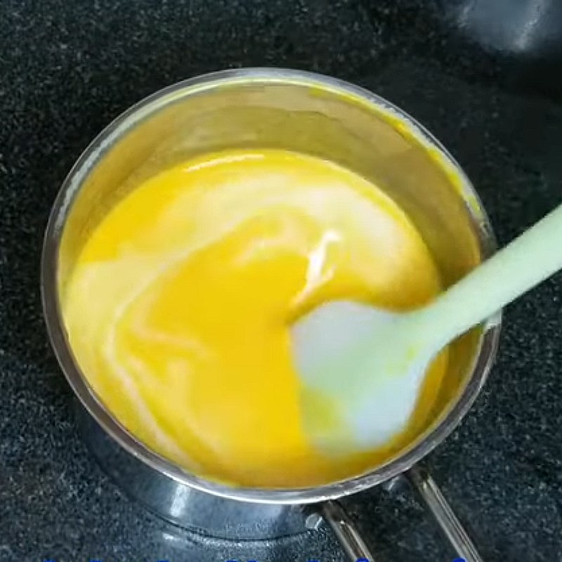 Nấu sữa bí đỏ trên bếp với lửa nhỏ, đảm bảo sữa không bị cháy và giữ được hương vị tự nhiên