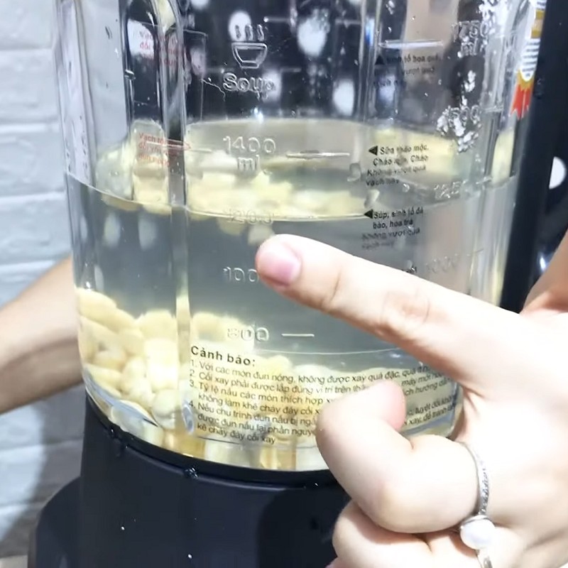 Lá dứa được thêm vào máy làm sữa hạt để tạo mùi thơm tự nhiên