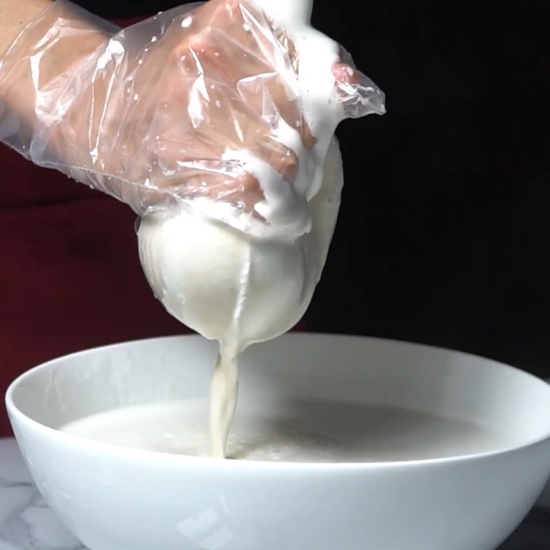 Lọc sữa hạt sen đậu xanh qua túi vải để đảm bảo độ mịn cho bé ăn dặm