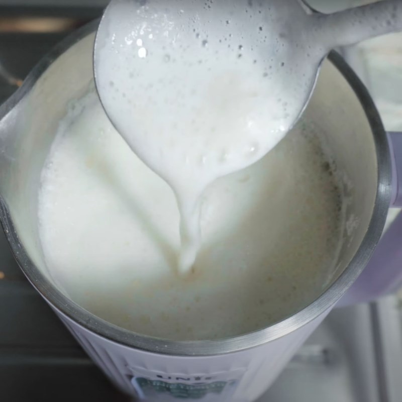 Hình ảnh hạt điều được thêm vào cối máy làm sữa hạt khi đậu xanh đã gần chín, để tiếp tục nấu và xay