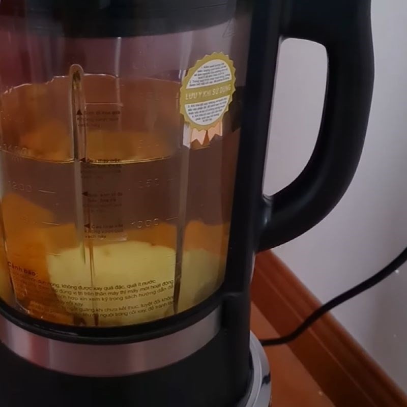 Cho khoai lang bí đỏ đã nấu vào máy làm sữa hạt