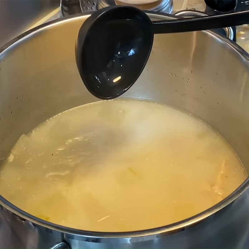Súp sườn heo đang được nêm nếm gia vị, hoàn thiện cách nấu súp sườn heo chuẩn vị