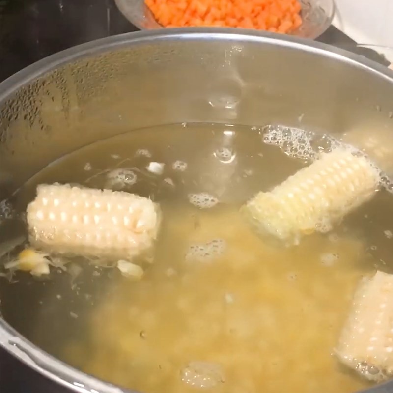 Nấu hạt bắp và cùi bắp
