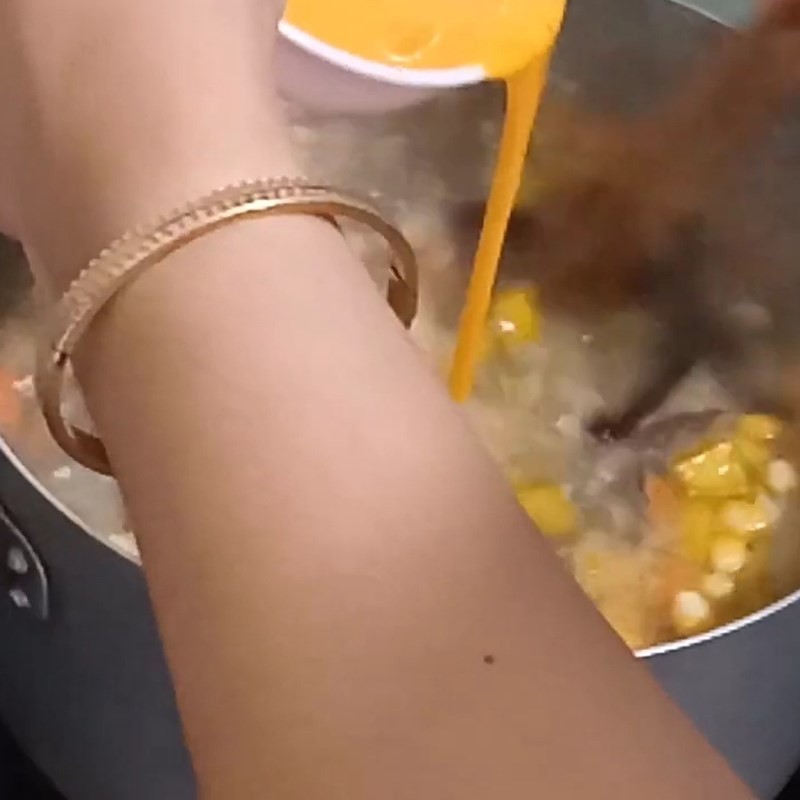 Thêm tinh bột mì đã hòa tan vào nồi súp tôm thịt để tạo độ sánh mịn