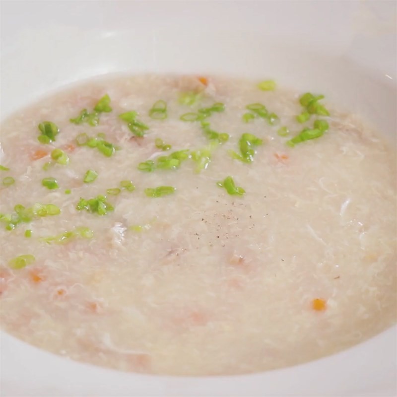 Súp gà tôm yến mạch hoàn thành, múc ra tô