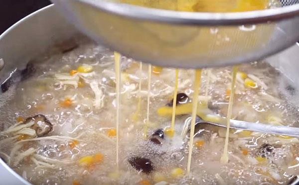 Khuấy đều súp cua nấm tuyết khi thêm bột năng để tạo độ sánh mịn