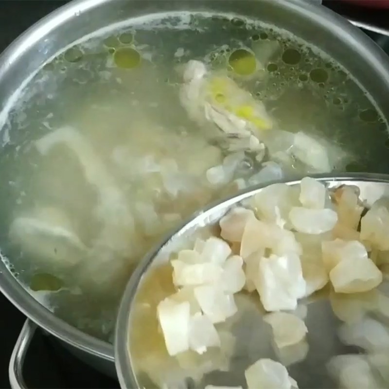 Nồi súp gân bò đang sôi nhẹ trên bếp, tỏa hương thơm