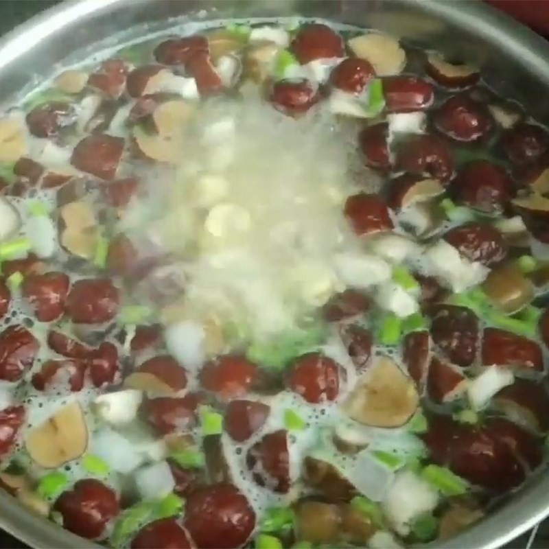 Khuấy đều súp gân bò khi thêm bột năng tạo độ sánh