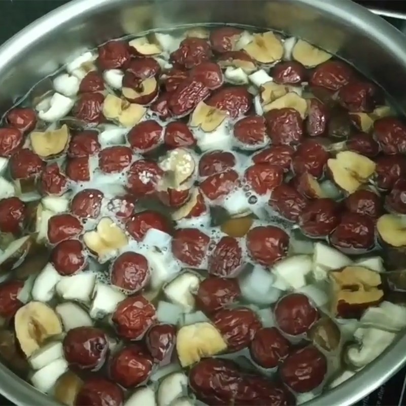 Thêm các loại rau củ vào nồi súp gân bò