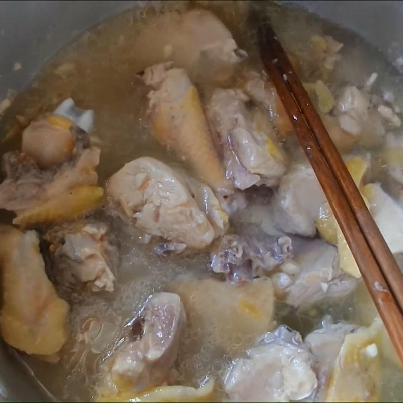 Xào thịt gà săn chắc, chuẩn bị cho món gà nấu xí muội