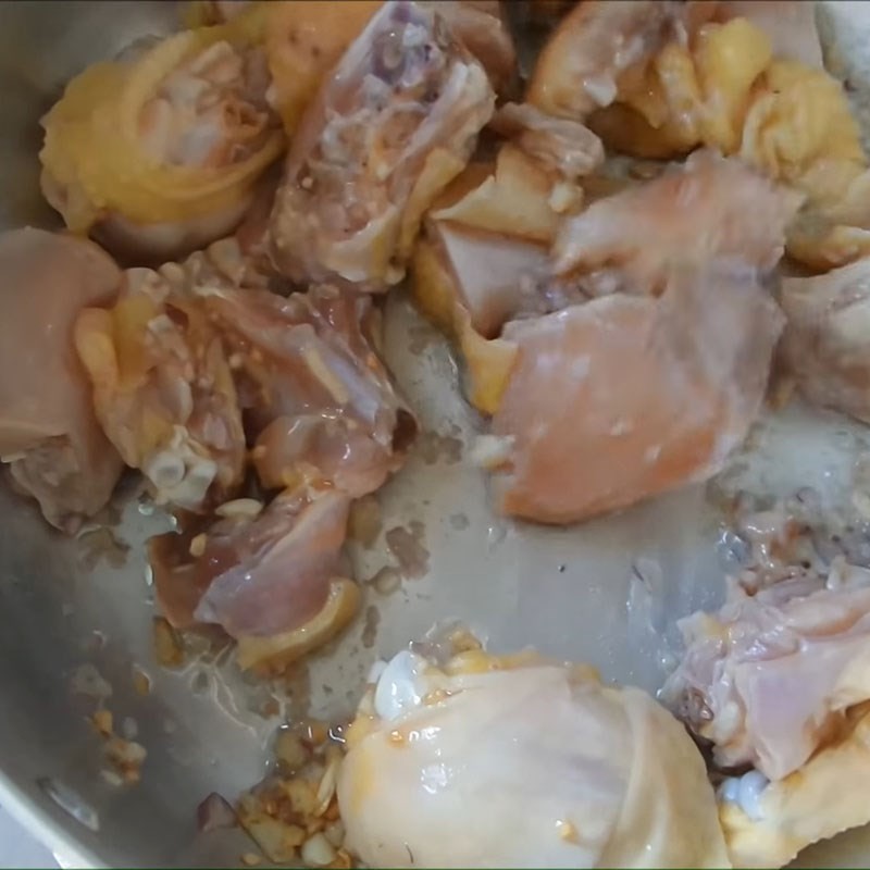 Phi tỏi thơm lừng trước khi xào gà nấu xí muội