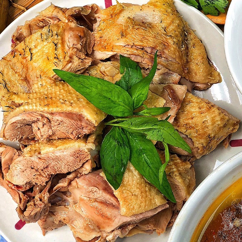 Vịt đang được luộc trong nồi để lấy thịt và nước dùng