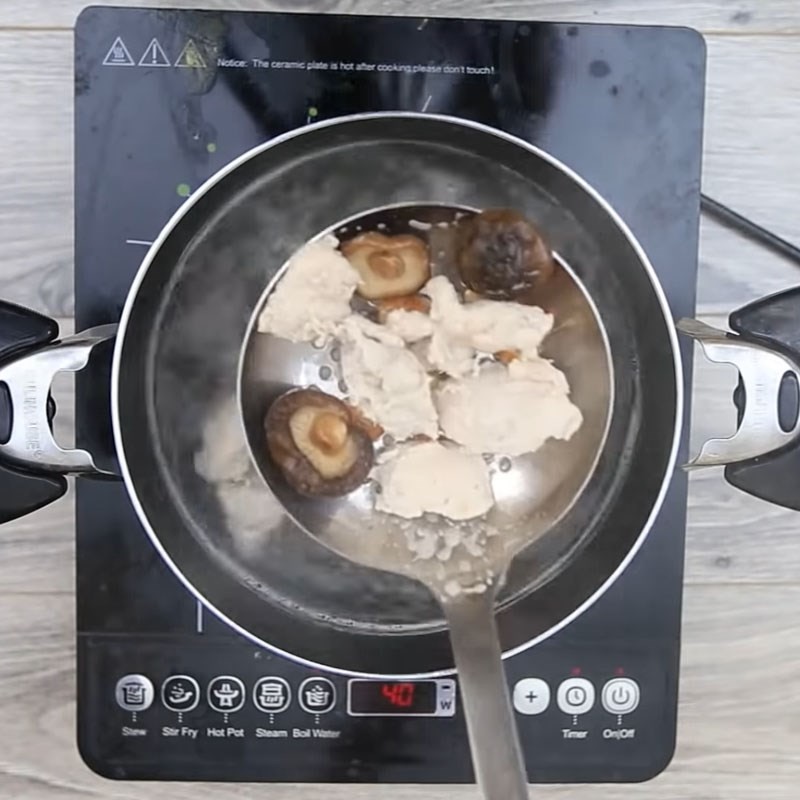 Múc mọc, nấm hương, tôm khô ra tô riêng