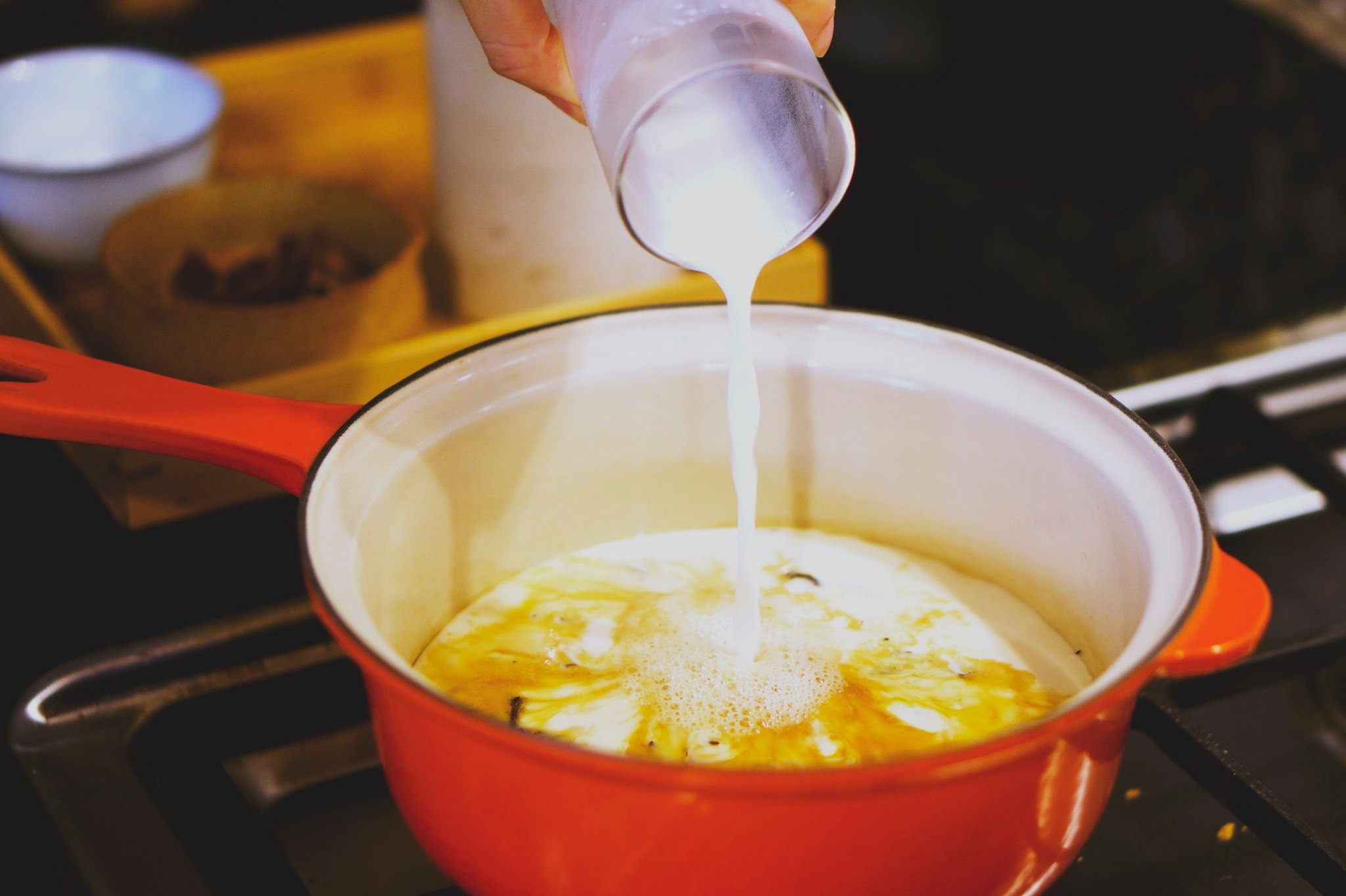 Cho sữa tươi không đường và đường đen vào nồi trà đang sôi để hòa quyện hương vị trà sữa
