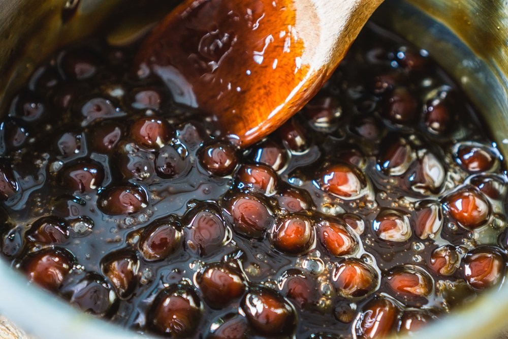Nấu trân châu đường đen trong nước đường caramel để ngấm vị ngọt đậm đà