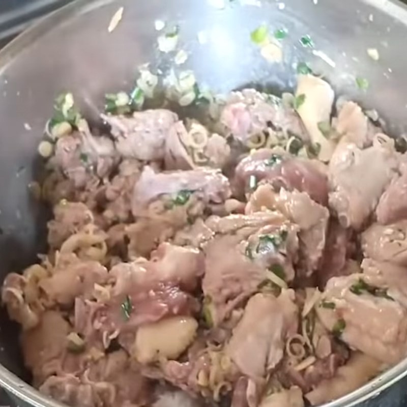 Nấu vịt om sấu trên bếp
