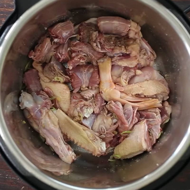 Phi thơm tỏi trong nồi áp suất điện