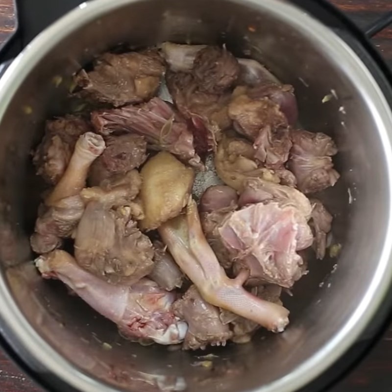 Xào thịt vịt trong nồi áp suất